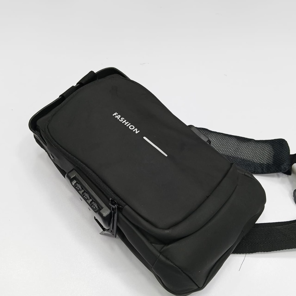 USB charging sport sling Anti-theft shoulder bag (Black)